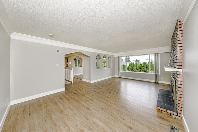 Photo - 15398-15328 28 Ave