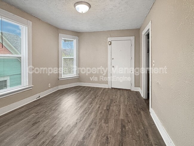Photo - 716 Kellogg St SE