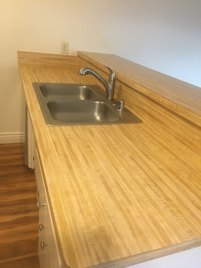 Photo - 2 bed, one bath Duplex Private courtyard, ...