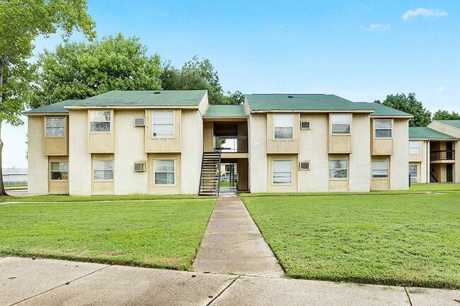 Building Photo - 2100 Grimmett Dr Unit #2100