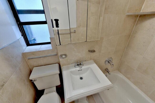 Photo - 432 E 13th St Unidad 11