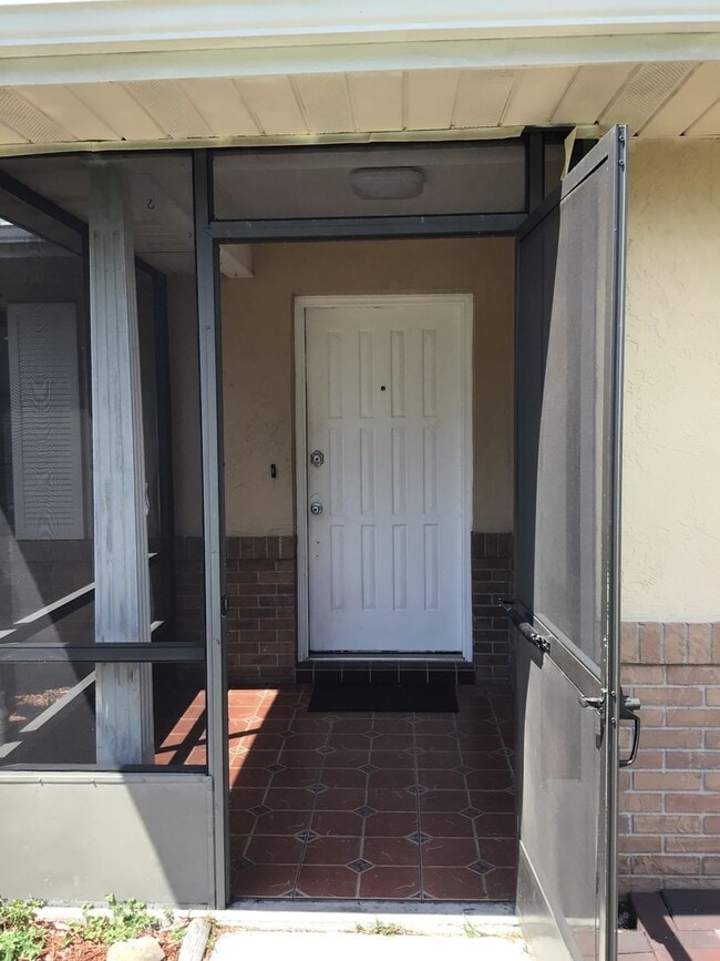 Photo - 2/2/2  SINGLE FAMILY IN GREAT LOCATION CALL LINDA PATTI 386.837.2882