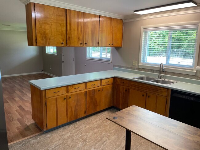 Cocina/Sala de estar - 214 Moncrief St Unidad COZY