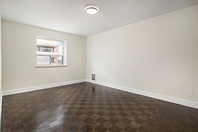 Photo - 110 Park Rd N