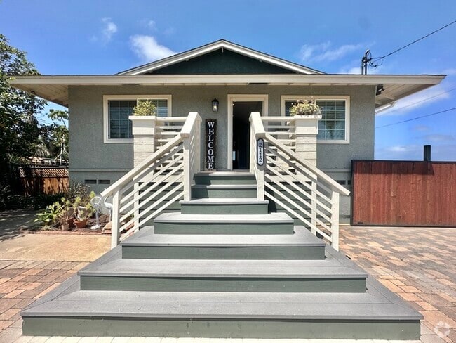 Building Photo - Beautifully Renovated Stand Alone Home Fea...