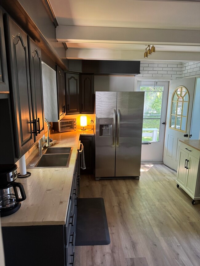 Building Photo - 10 Barker St