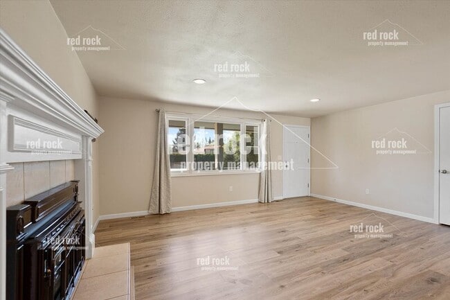 2211 E 49th Ave