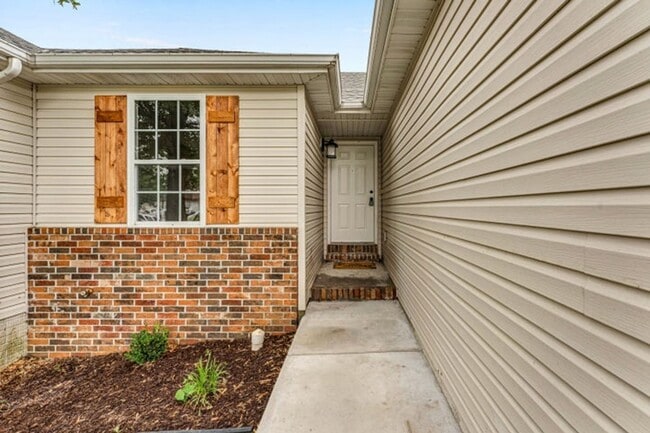 Photo - NIXA-5 Bed, 3 bath REMODELED Home | Walkout BASEMENT | Neighborhood Park | Fenced Yard | PETS Wel...