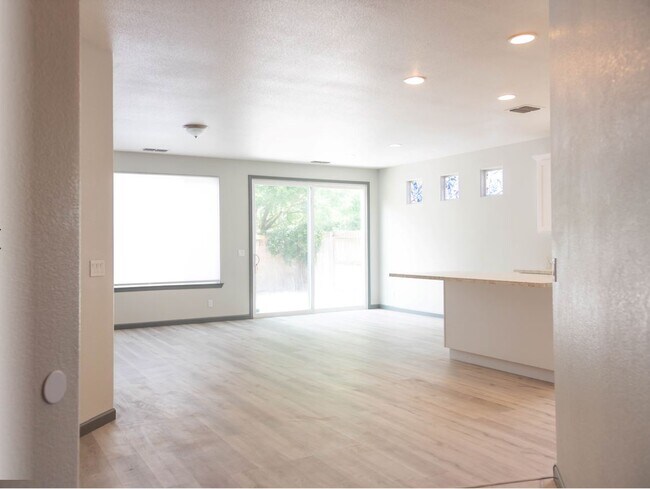 Photo - 633 Chandon Dr