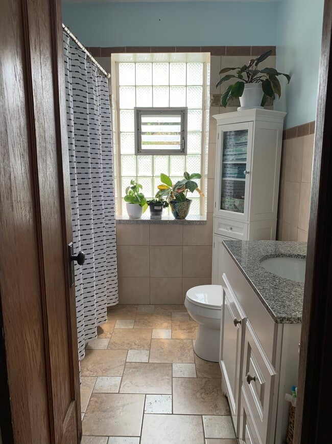 full bathroom - 5351 W Berteau Ave Unit 2