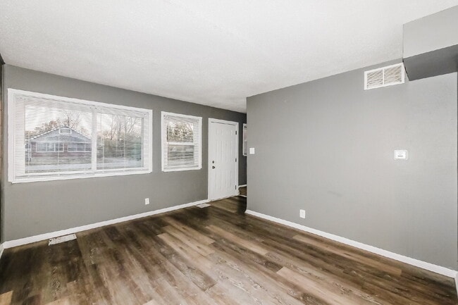 Photo - Charming 2 Bed, 1 Bath Apartment in Indianapolis - Don't Miss Out!