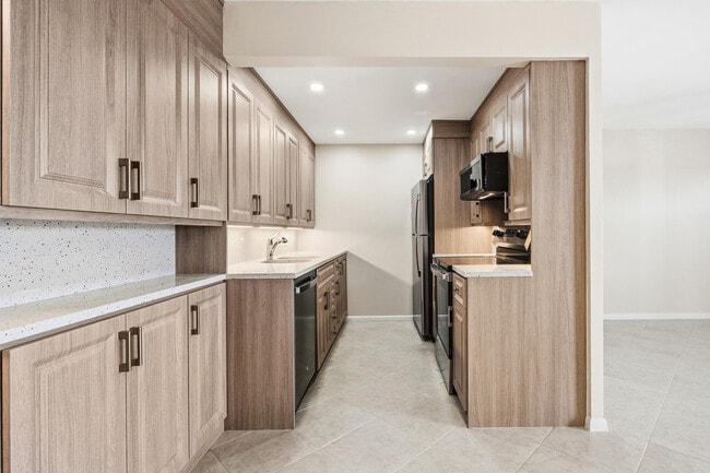 Photo - 4067 Yarmouth E