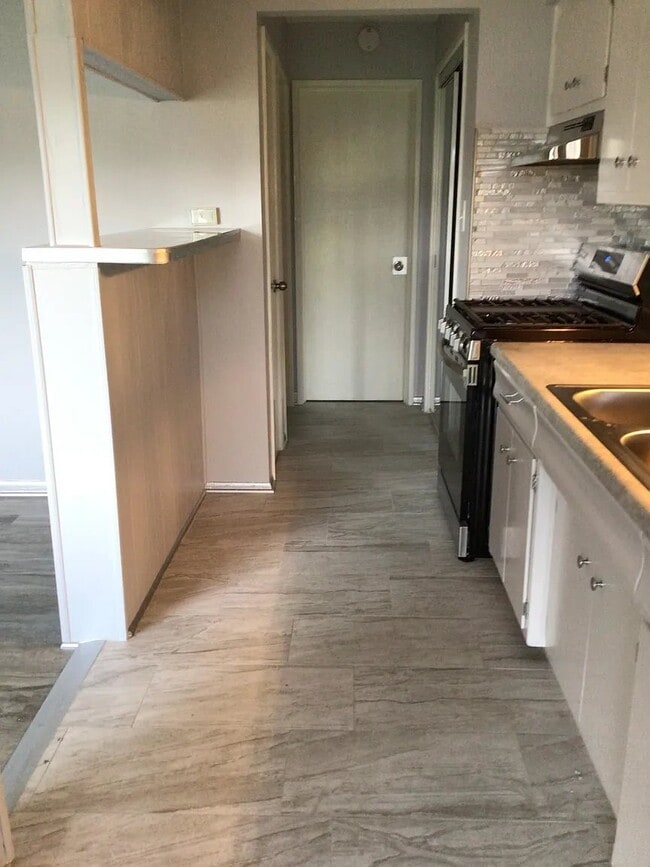 Photo - 7043 S East End Ave Unidad 2D