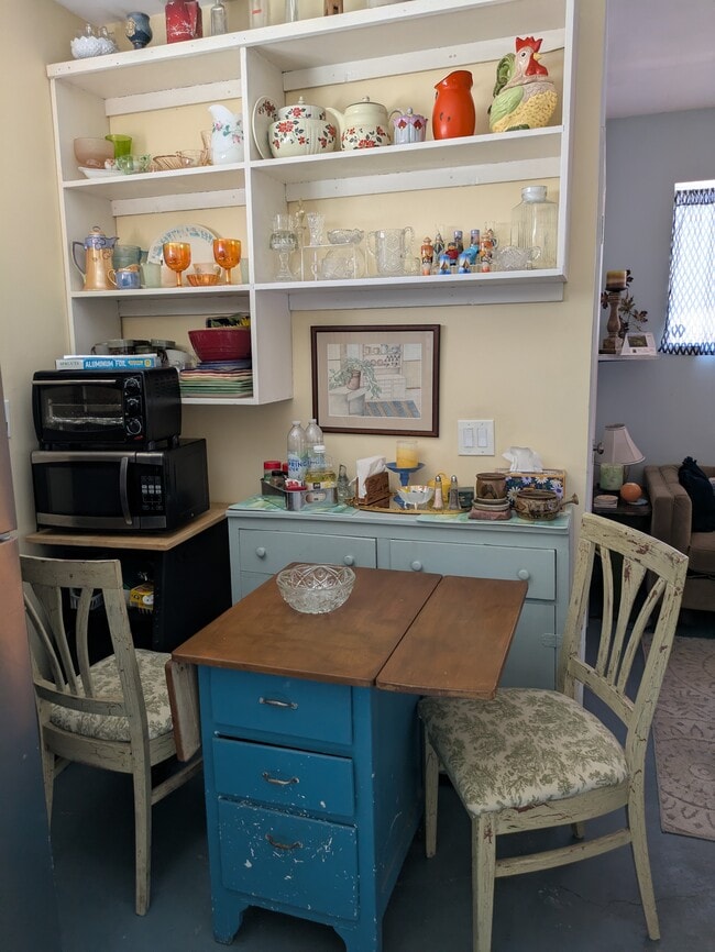 La cocina tiene una mesa pequeña con solapas y está completamente equipada. - 5041 Genesee Ave