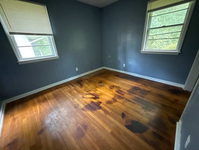 Photo - 1054 Deryll St