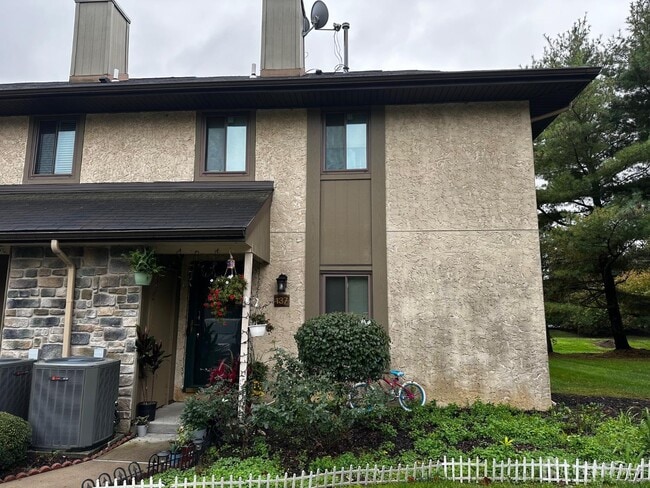 Photo - 137 Hampshire Dr