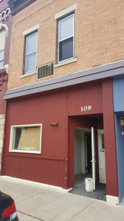 109 W Oak St