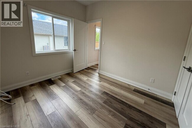 Photo - 261 Belmont Ave W