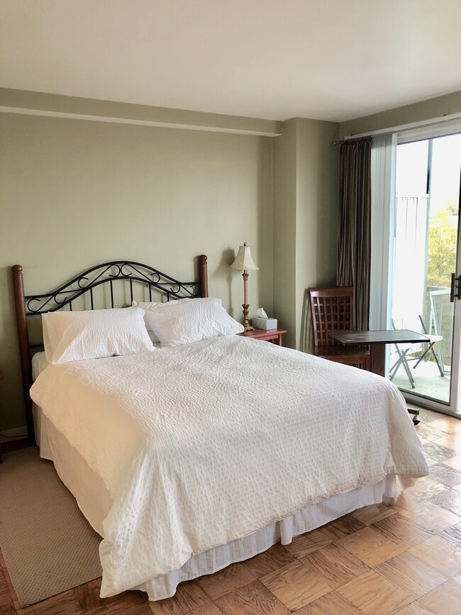 Área del dormitorio y entrada al balcón - 2829 Connecticut Ave NW Unidad 611 furnished balcony sun