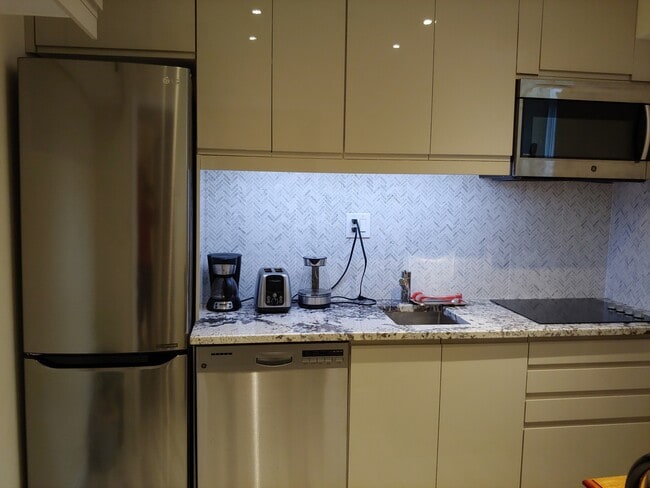 Building Photo - 17 King Georges Dr Unit 1