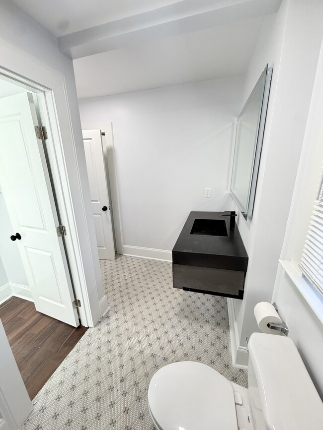 Photo - 984 Woodbourne Dr SW