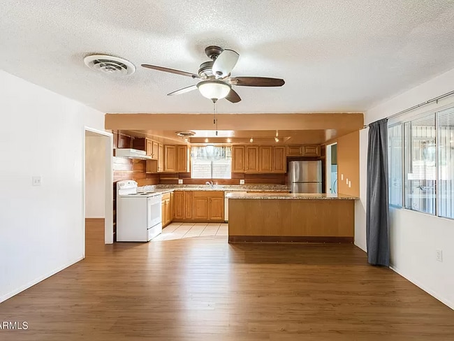 Photo - 579 E Raymond Dr