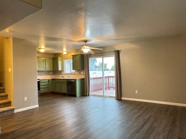 2833 W E St