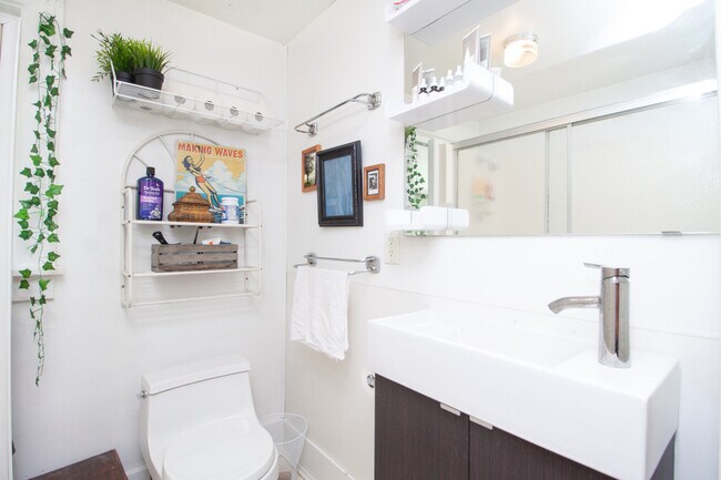 bathroom - 119 W 16th St Unit 3