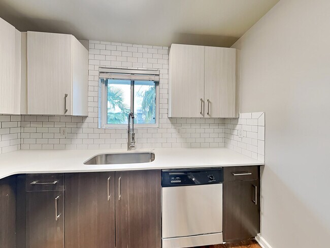 Photo - 880 N Highland Ave NE