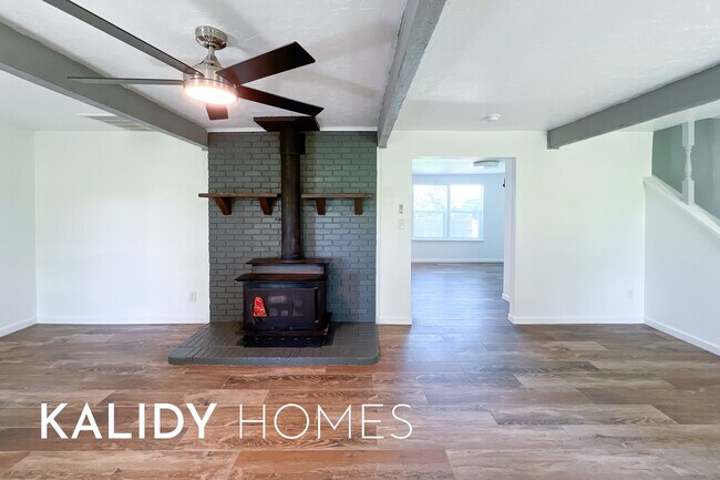 Photo - 900 N Harrah Rd