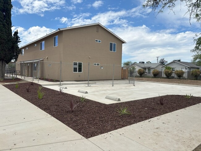 Photo - 106 W 12th St