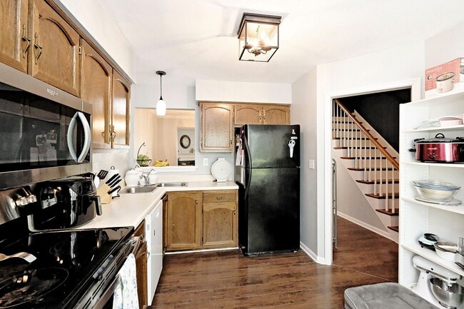 Building Photo - Pet-Friendly Forest Lakes North Townhome