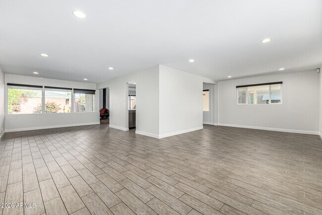 Photo - 3930 E Oak St