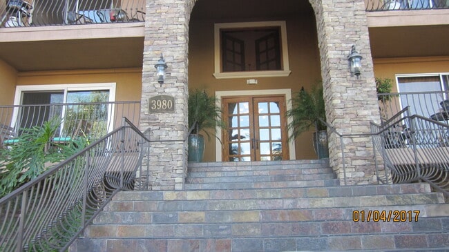 Building Photo - HILLCREST - 1 BED / 1 BATH TOP FLOOR CONDO. Unit 305