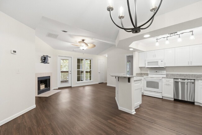 Photo - "Discover Coastal Comfort: Spacious 2-Bed, 2-Bath Condo at Summer House, Hilton Head Island!" Unit Apt. J35