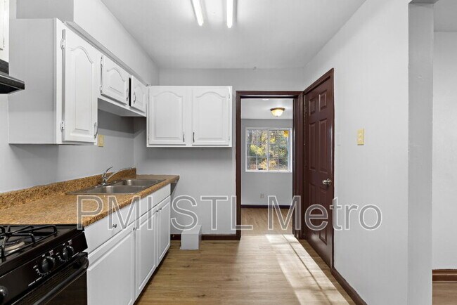 Photo - 2546 Main St