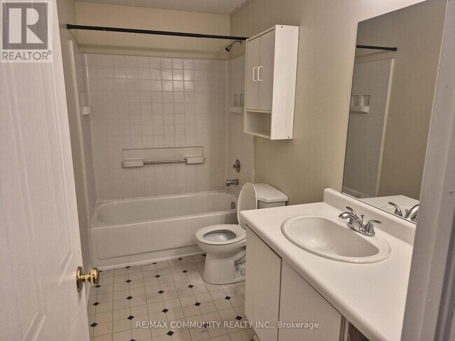 Photo - 511 Admiral Dr