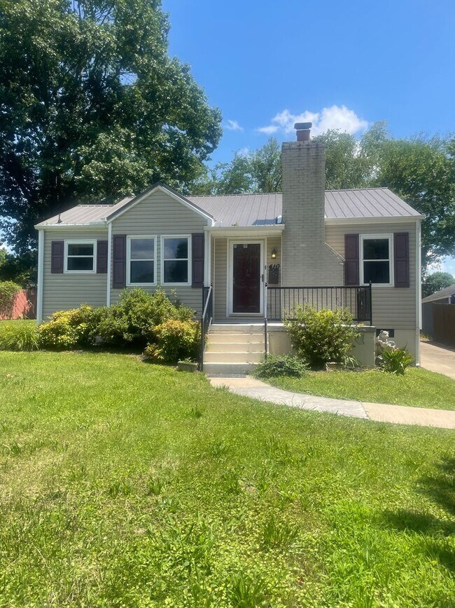 Photo - Knoxville 37920 - Very nice updated 2 bedroom home in South Knoxville for rent. - Contact Lisa Vi...