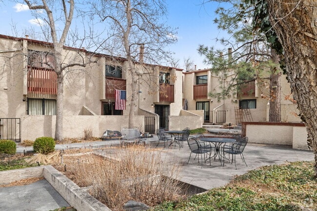 Building Photo - Great 2 bed 2 bath town house centrally lo... Unit #19