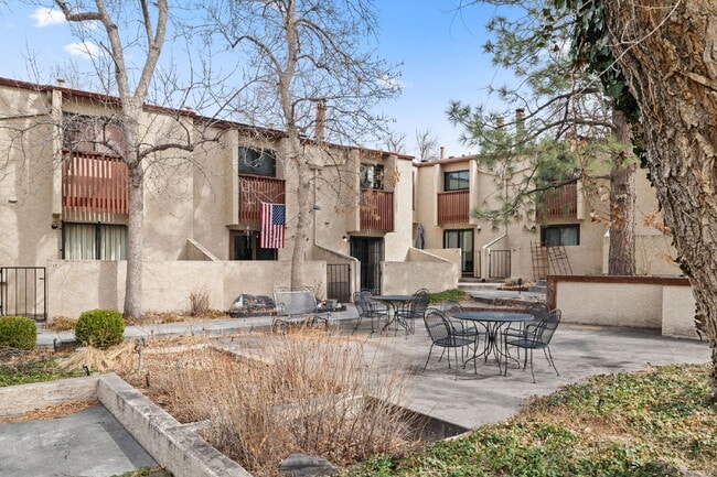 Building Photo - Great 2 bed 2 bath town house centrally lo... Unit #19