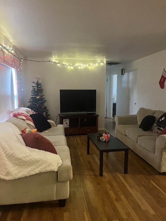 Photo - 662 Budlong St