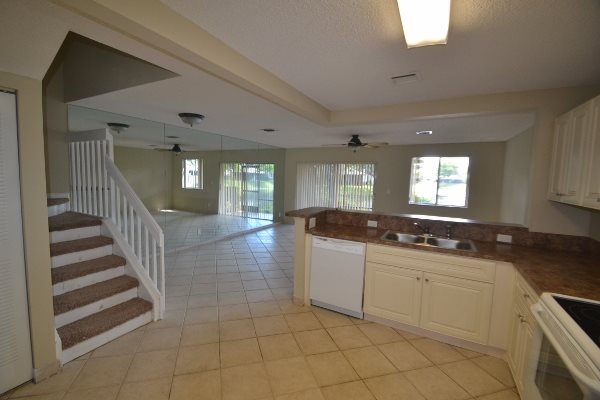 Photo - 1985 Discovery Cir E