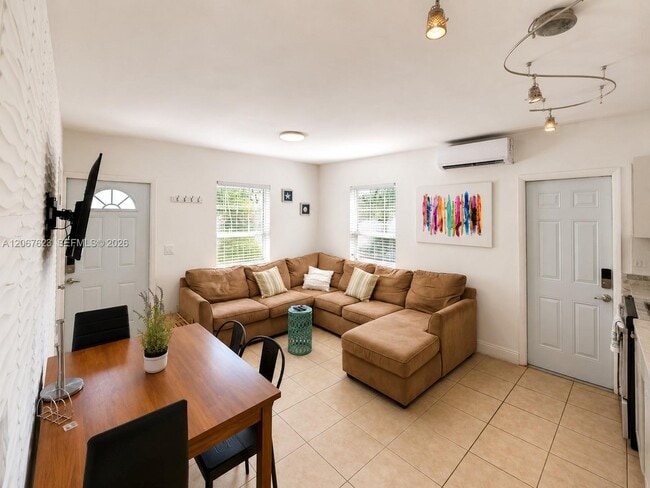 Photo - 1639 Hayes St Unit 1