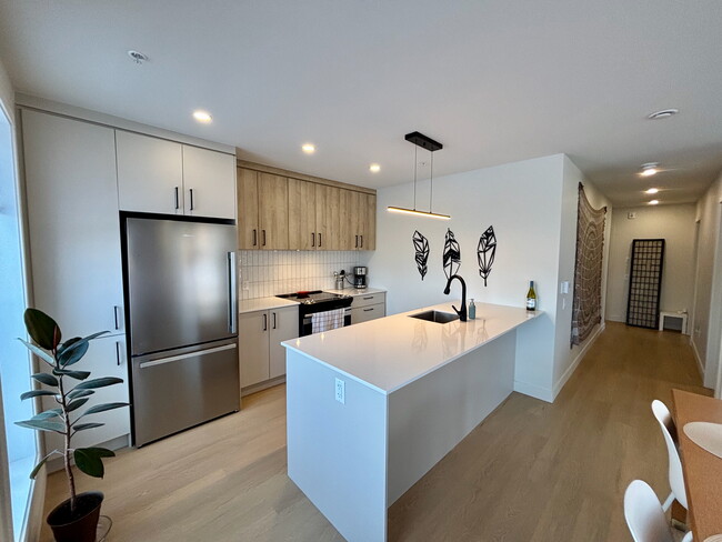 Building Photo - 860 Av De Vimy Unit 115