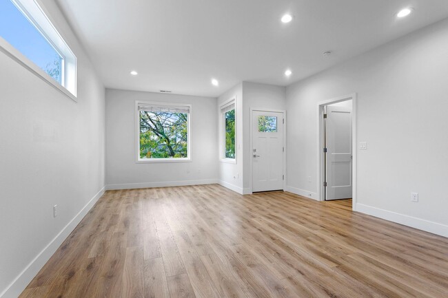 Photo - 4 bed/3.5 Bath Townhouse in Richmond Neighborhood, SE Portland