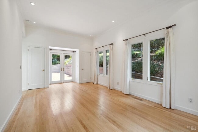 Photo - 125 Bayview Ave