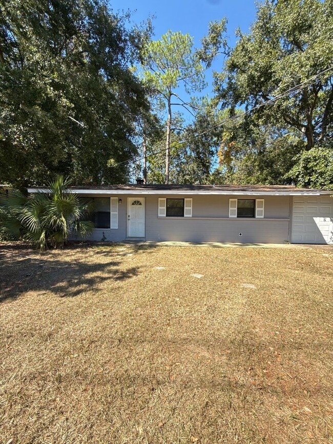 Building Photo - 4 bed/ 2.5 bath home, large yard! Availabl...