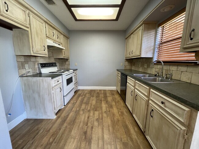 Photo - House Located On Cul-De-Sac & Within Minut...