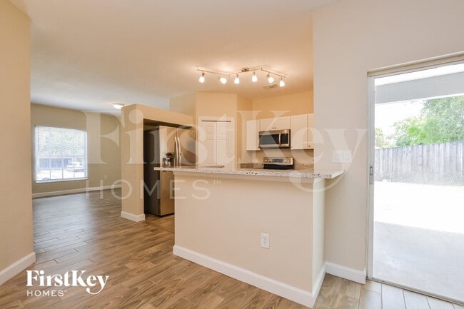 Photo - 805 Cheriton St