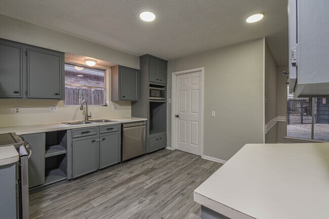 Photo - 16911 Summit Oaks Ln